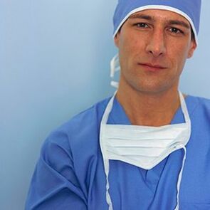 γιατρός που εκτελεί χειρουργική επέμβαση διεύρυνσης πέους